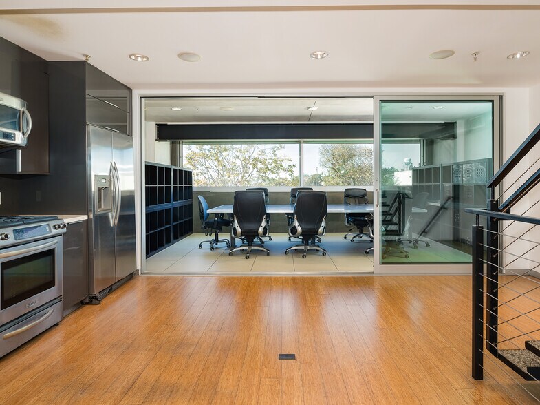 More Photos Of 215-237 California St, El Segundo Loft Creative Space For Lease