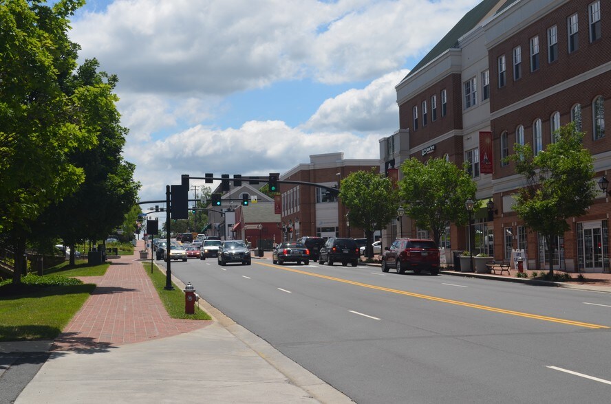 More Photos Of 3921-3951 University Dr, Fairfax Office For Lease