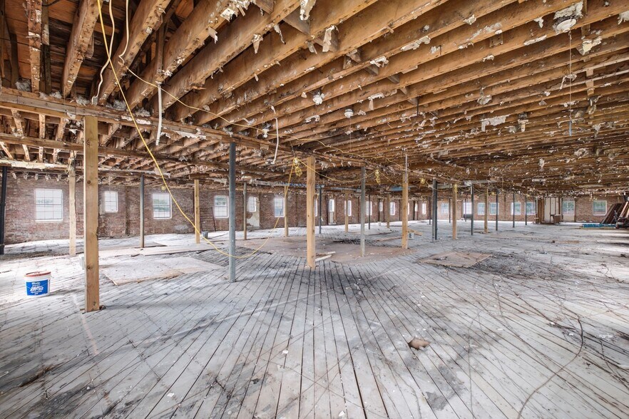 More Photos Of 1 Public Square Red Boiling Springs Sq, Lafayette Showroom For Sale