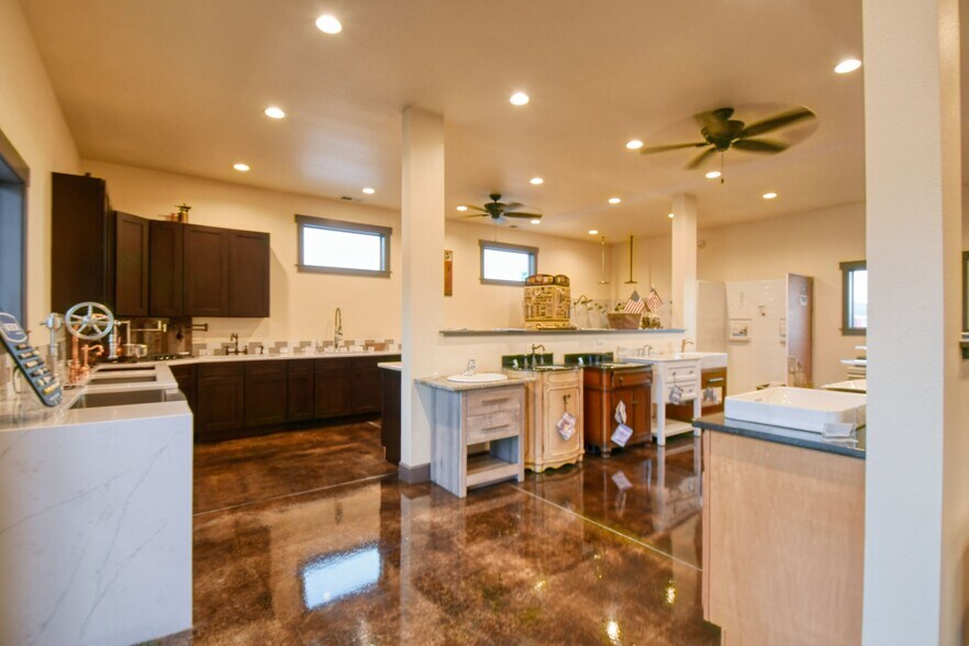 More Photos Of 818 Airport Rd, Pendleton Showroom For Sale