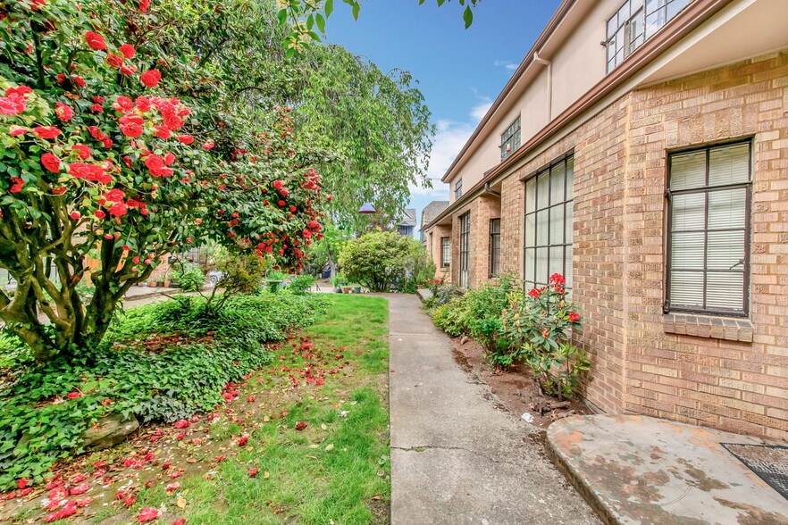 More Photos Of 2336 NW Pettygrove St, Portland Apartments For Sale