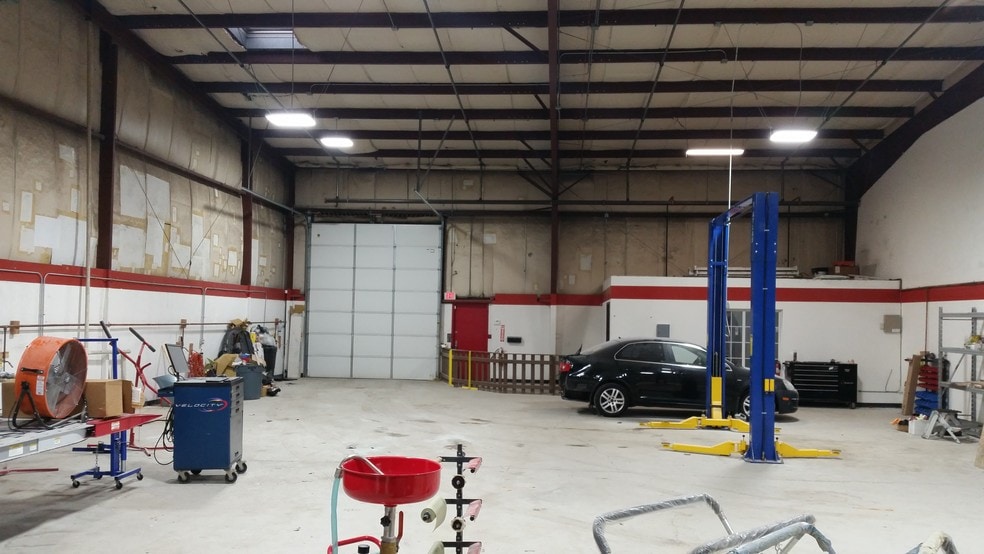 More Photos Of 440 Industrial Dr, Naperville Warehouse For Lease