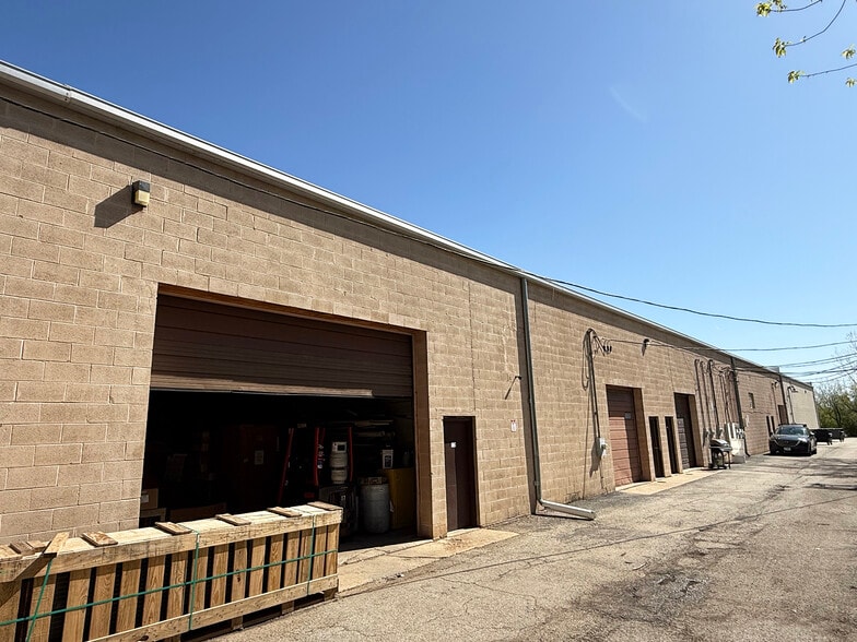 More Photos Of 4059-4081 Joseph Dr, Waukegan Light Distribution For Sale
