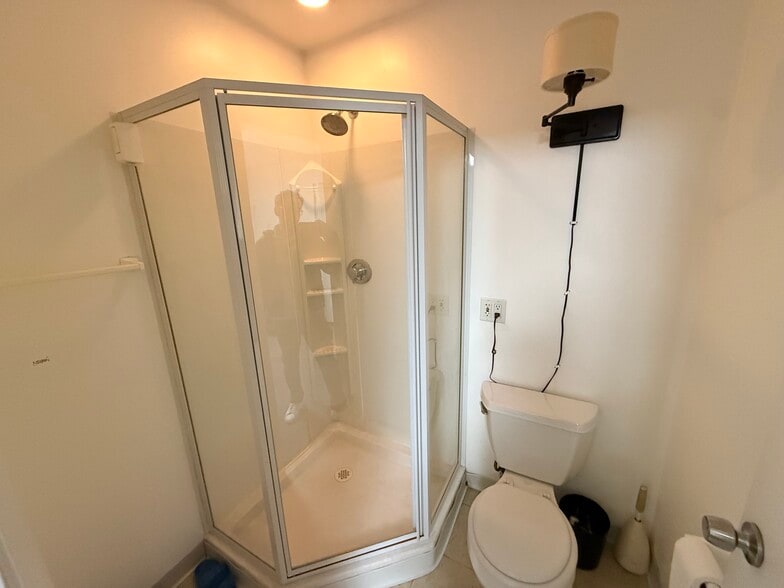 More Photos Of 537 N Wolf Rd, Wheeling Warehouse For Lease