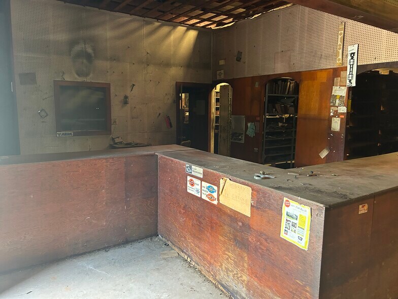 More Photos Of 2477 Saint Stephens Rd, Mobile Auto Repair For Sale