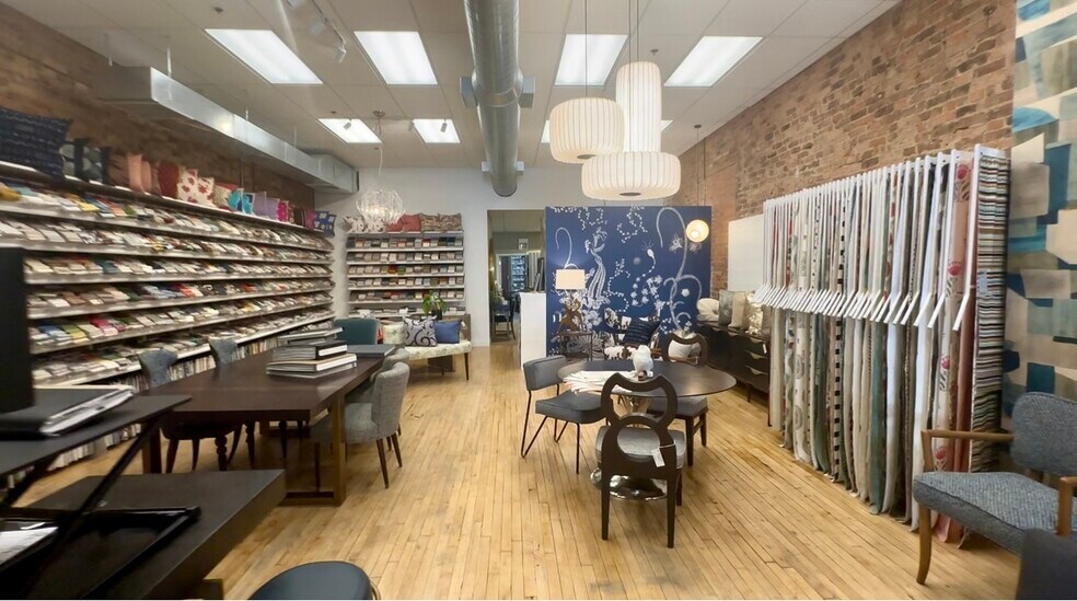 More Photos Of 2041-2049 W Grand Ave, Chicago Loft Creative Space For Lease