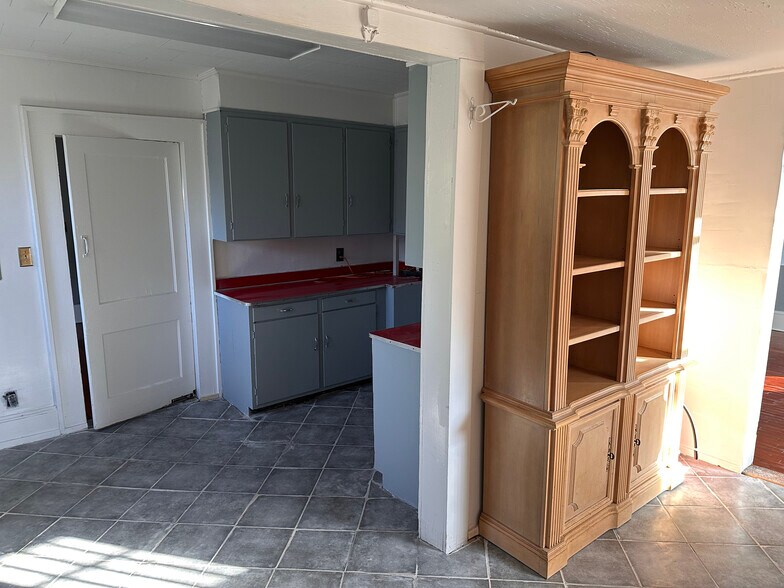 More Photos Of 404 S Greenwood St, Lagrange Light Distribution For Lease