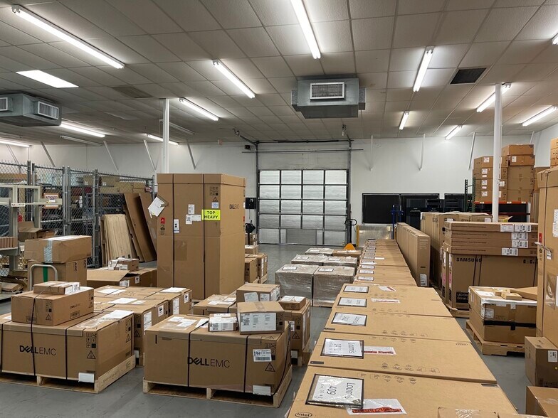 More Photos Of 10595 Westoffice Dr, Houston Light Distribution For Lease