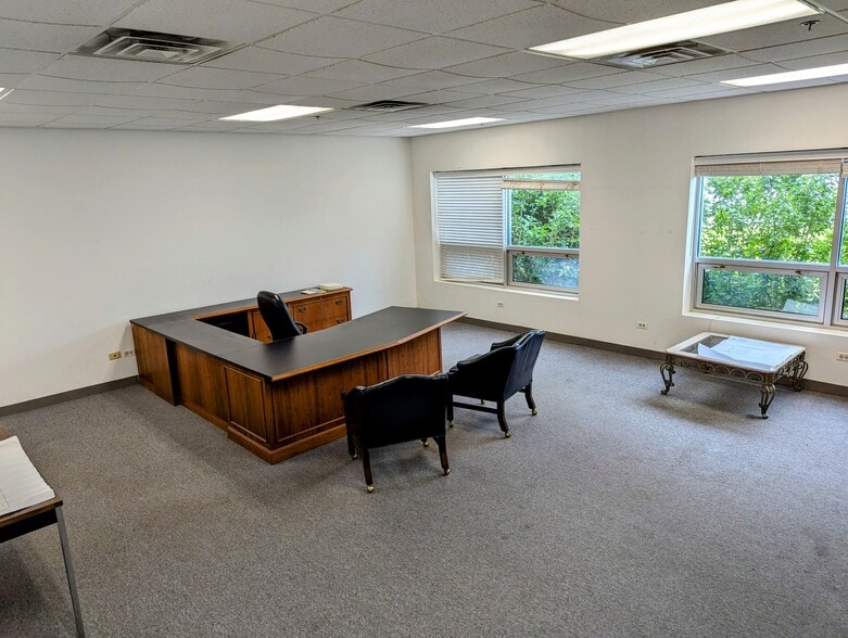 More Photos Of 115 E University Dr, Arlington Heights Warehouse For Sale