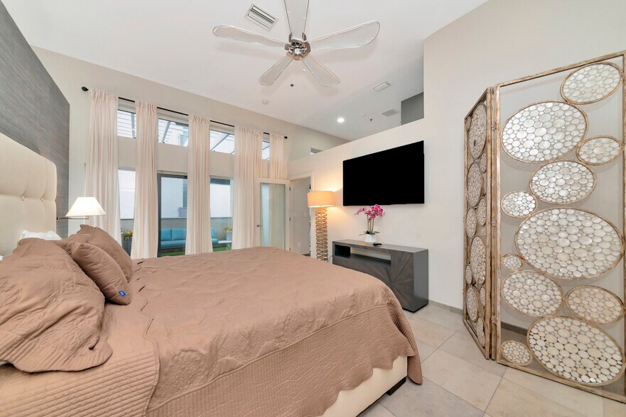 More Photos Of 1345 2nd St, Sarasota Office Residential For Sale