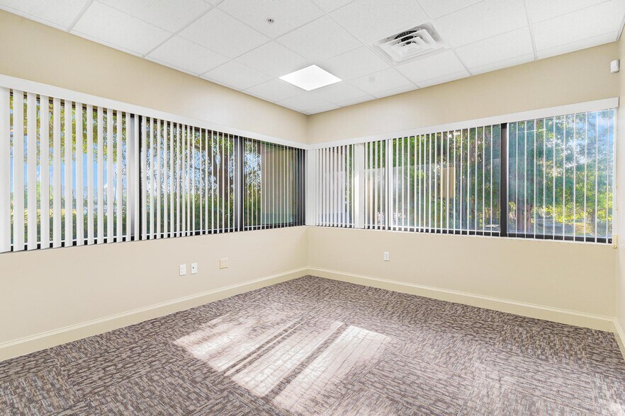 More Photos Of 1904 Thomas Ave, Leesburg Office For Sale