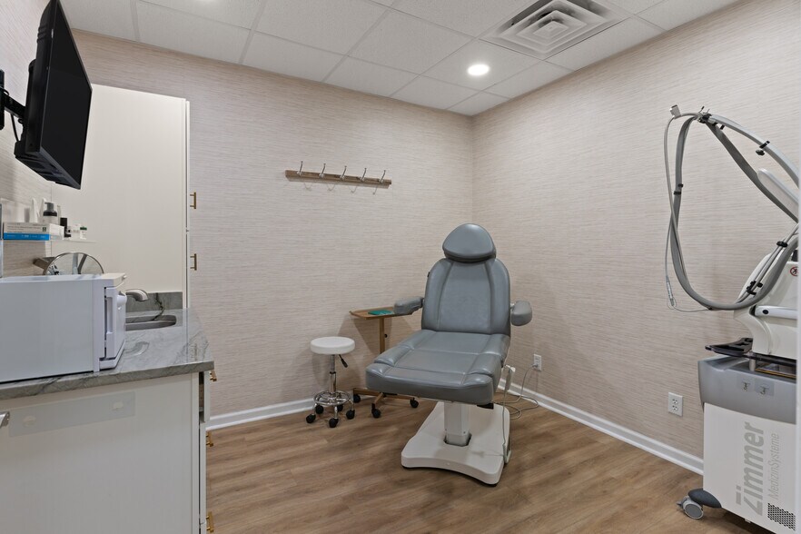 More Photos Of 100-126 Island Professional Park, Saint Simons Island Office For Sale