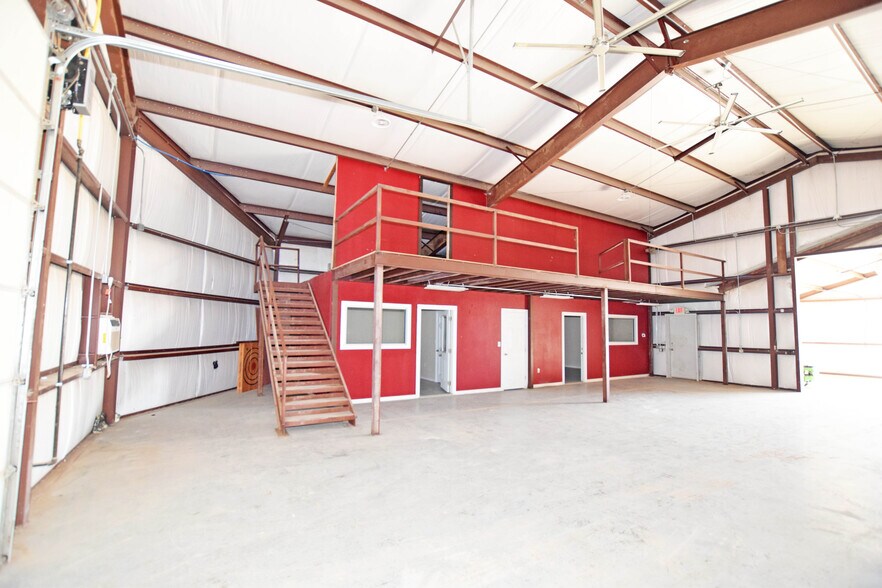 More Photos Of 327 SE Loop 338, Odessa Flex For Lease