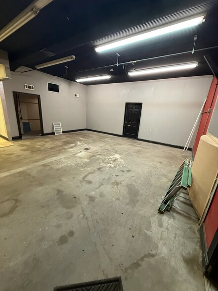 More Photos Of 16004 E 23rd St S, Independence Warehouse For Lease