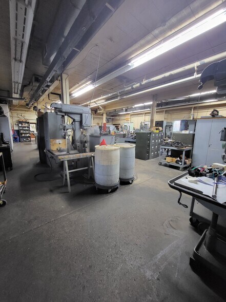 More Photos Of 15321 W Eleven Mile Rd, Oak Park Manufacturing For Sale