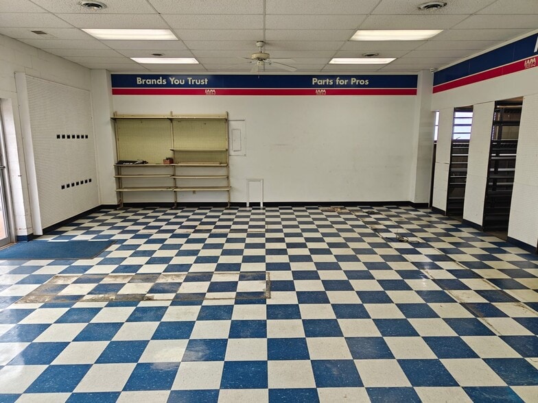 More Photos Of 908 W C St, McCook Auto Repair For Sale
