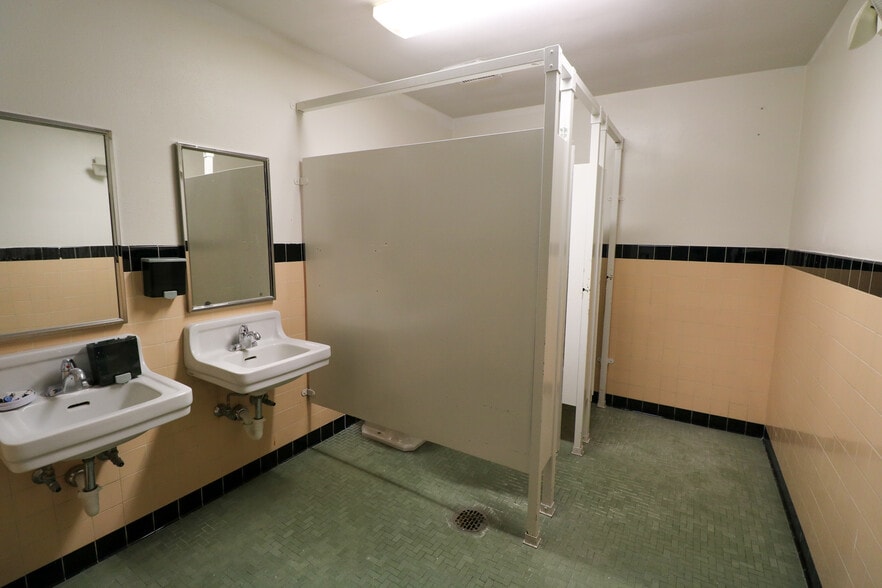 More Photos Of 181 Anderson Ave, Coos Bay Department Store For Sale