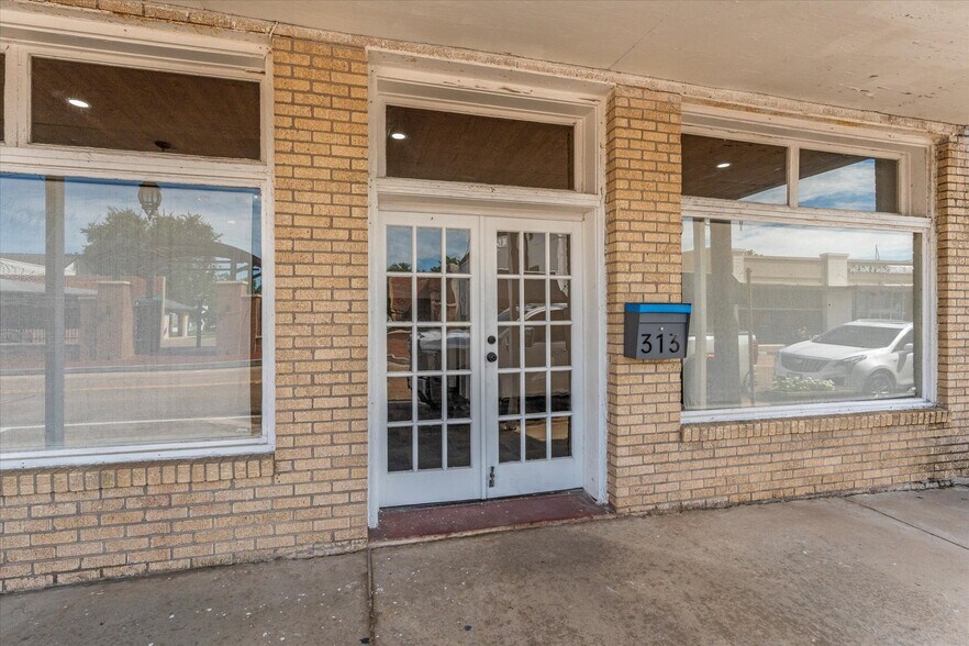 More Photos Of 313 E Main St, Humble Storefront Retail Office For Lease