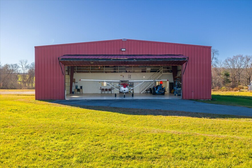 More Photos Of 89 Route 169, Woodstock Airport For Sale