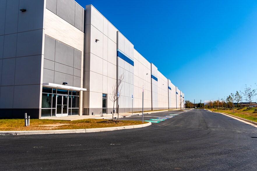 More Photos Of 25435 Pleasant Valley Rd, Chantilly Industrial For Lease