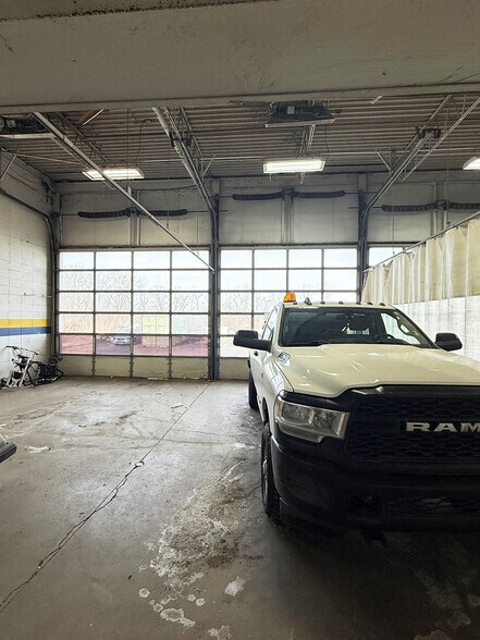 More Photos Of 1385 E Chicago St, Elgin Auto Repair For Lease