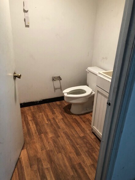 More Photos Of 4411-4415 Southern Business Park Dr, White Plains Light Manufacturing For Lease