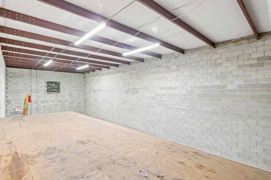 More Photos Of 7949 Atlantic Blvd, Jacksonville Light Distribution For Lease