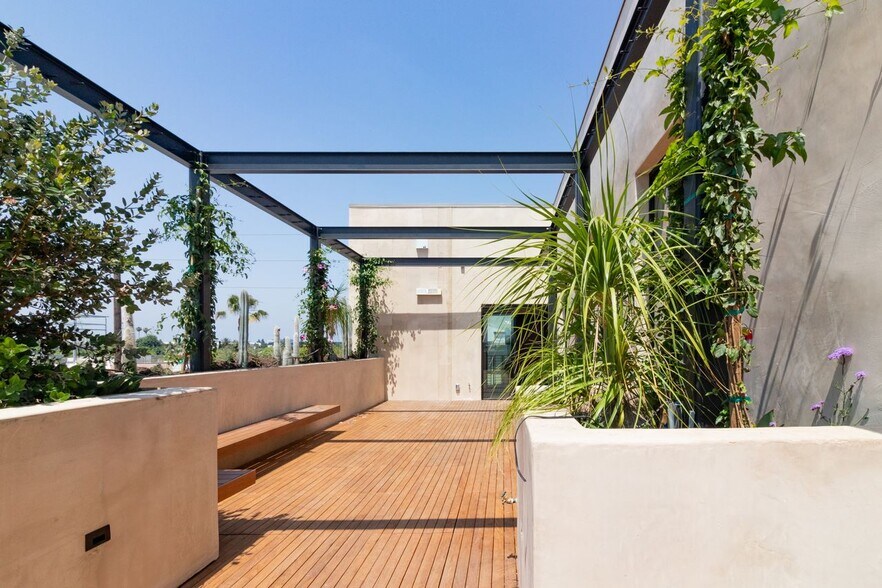 More Photos Of 3550 Hayden Ave, Culver City Office For Sale