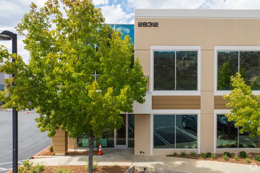 More Photos Of 28312-28326 Constellation Rd, Valencia Light Distribution For Lease