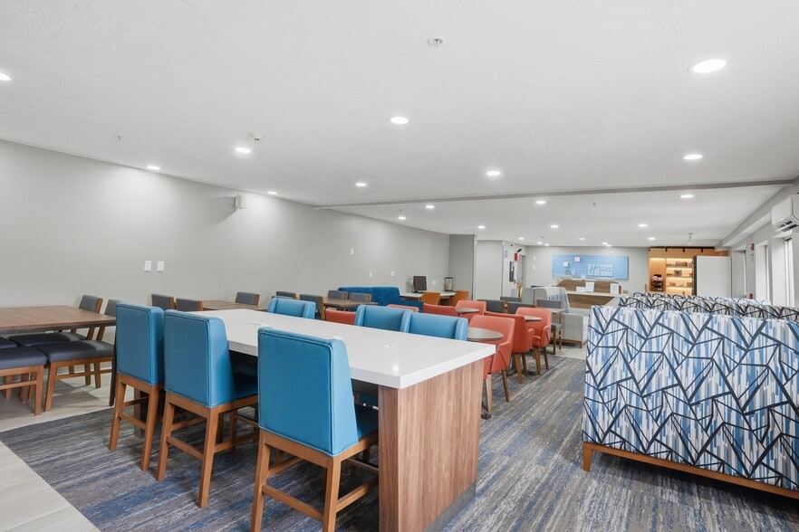 More Photos Of 10680 S Auto Mall Dr, Sandy Hotel For Sale