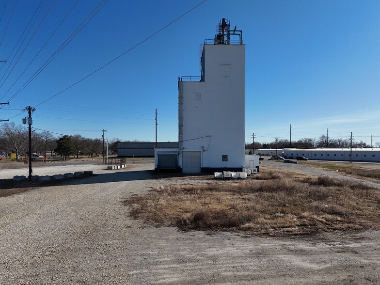 More Photos Of 515 6th St, Clay Center Warehouse For Sale