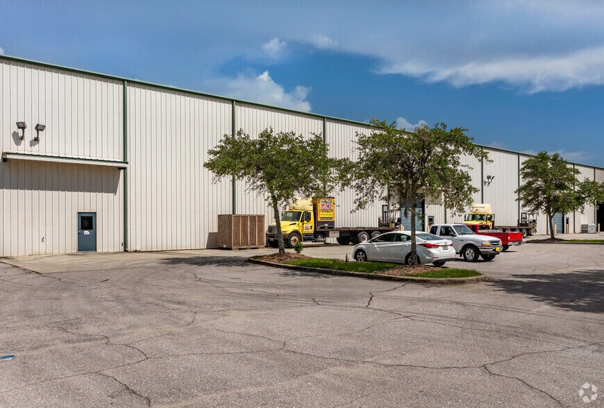 More Photos Of 6791 28th St Cir E, Sarasota Warehouse For Lease