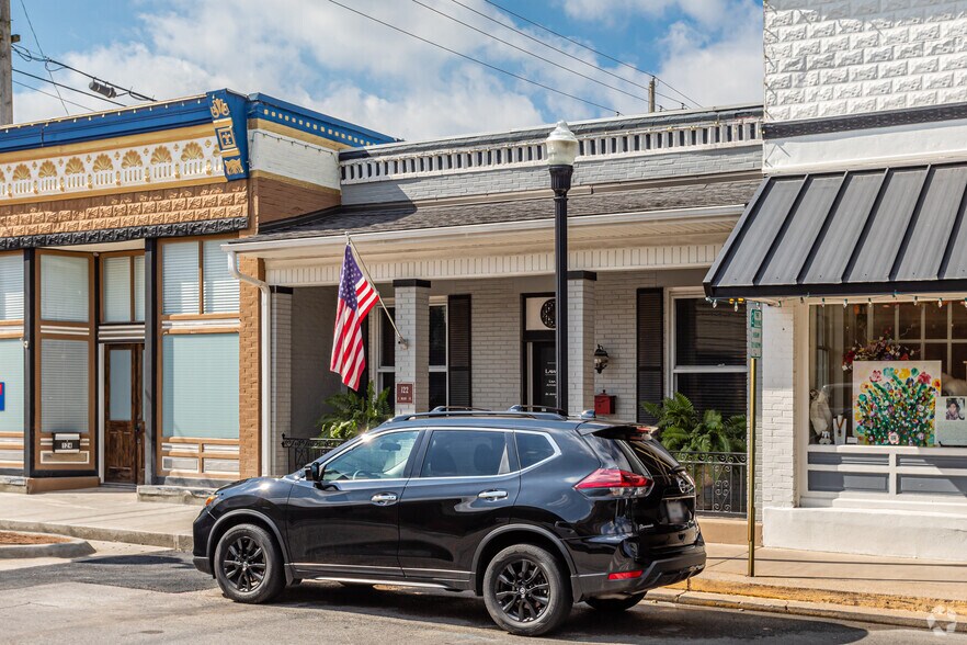 More Photos Of 122 S Main St, Bentonville Office Residential For Lease