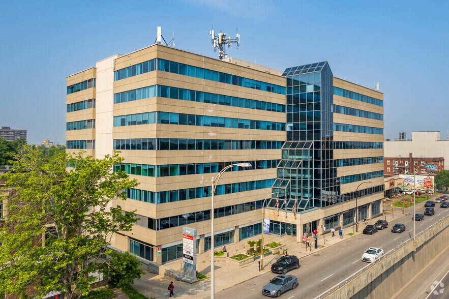 Primary Photo Of 5160 Boul Décarie, Montréal Office For Sale