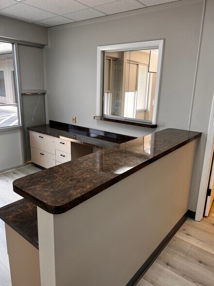 More Photos Of 1401 Applewood Dr, Dalton Medical For Lease