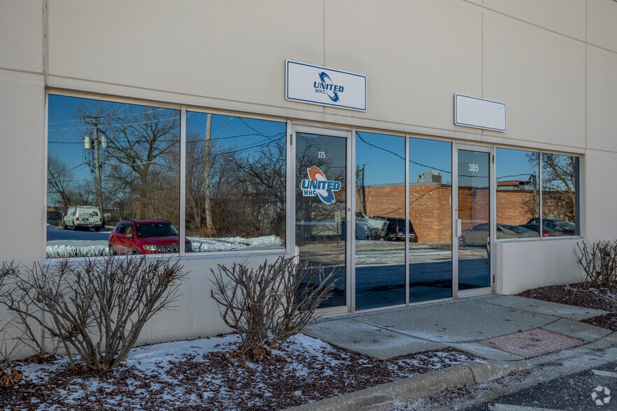 More Photos Of 351-425 Country Club Dr, Bensenville Warehouse For Lease