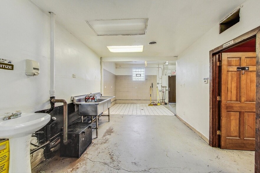 More Photos Of 2806 W Lake St, Chicago Fast Food For Lease