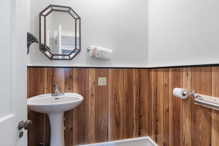 More Photos Of 1405 S Business Highway 65, Hollister Office Residential For Sale