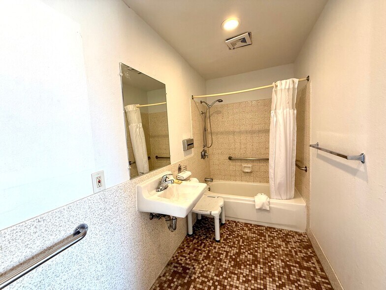 More Photos Of 430 W Palmdale Blvd, Palmdale Hotel For Sale