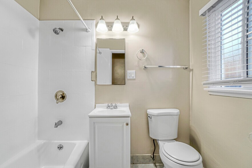 More Photos Of 1922 Locust Ave, Long Beach Apartments For Sale