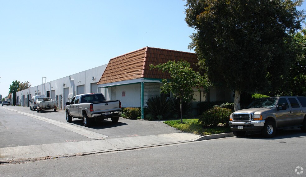 More Photos Of 15571 Producer Ln, Huntington Beach Light Distribution For Lease