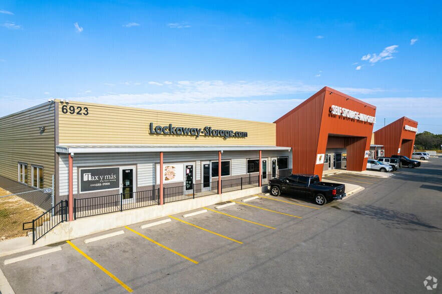More Photos Of 6923 W Loop 1604, San Antonio Self Storage For Lease