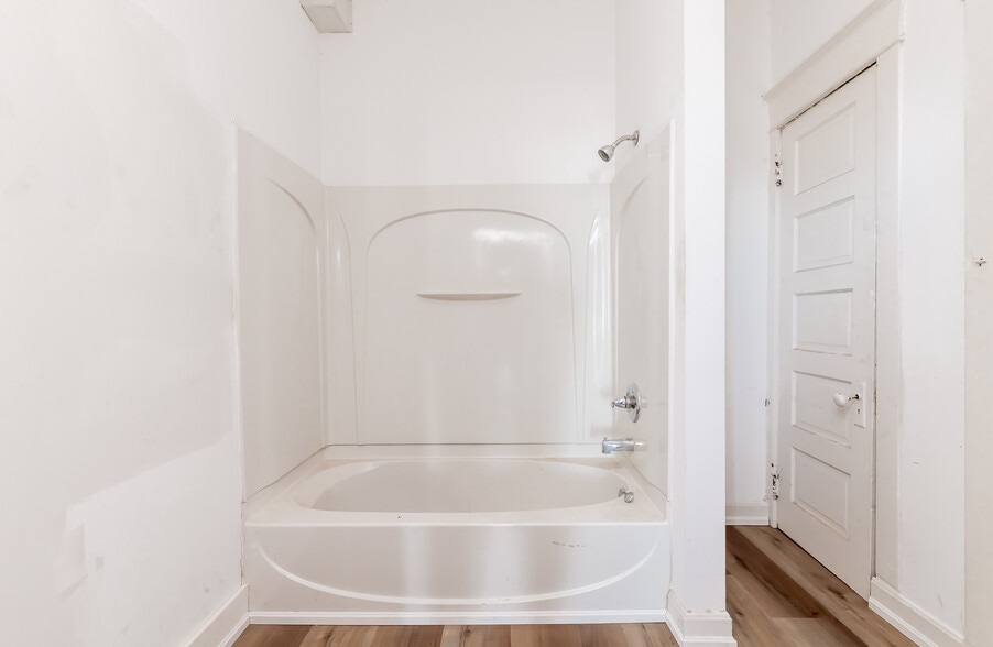 More Photos Of 1032 Story Ave, Louisville Bar For Lease