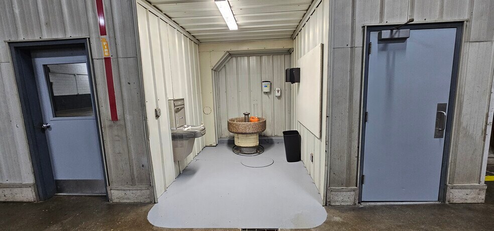 More Photos Of 3845 S 27th St, Franksville Service For Lease