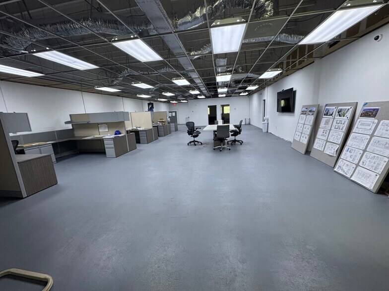 More Photos Of 3711 NW 36th St, Miami Distribution For Lease