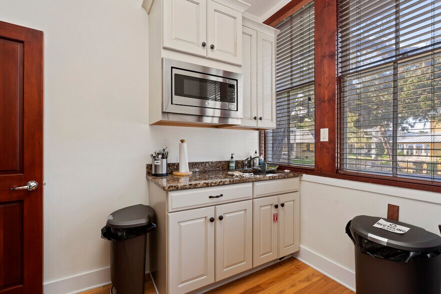 More Photos Of 19 Riberia St, Saint Augustine Office For Sale