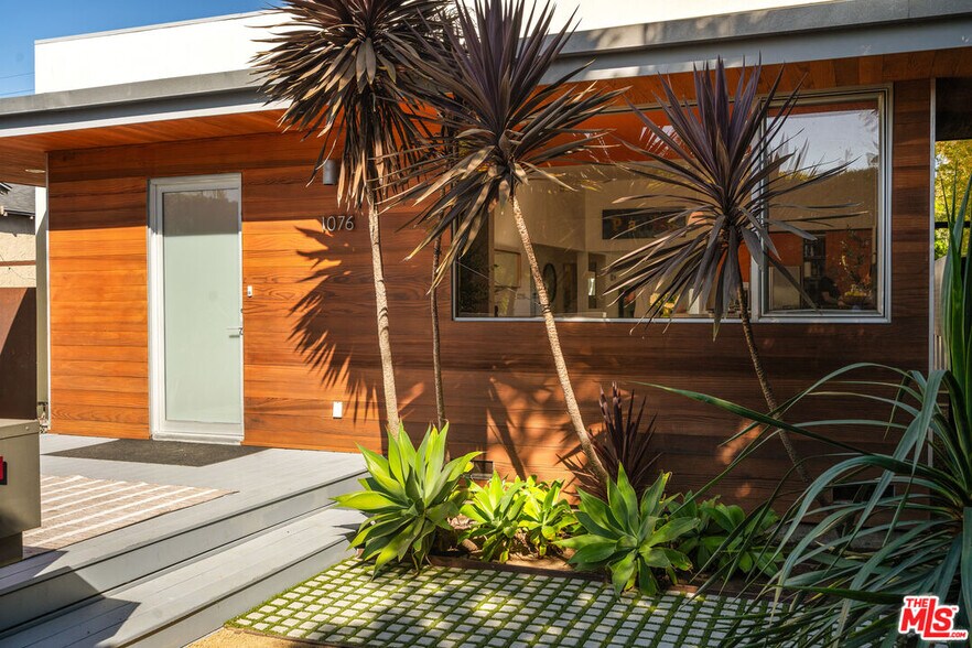 More Photos Of 1076 Palms Blvd, Venice Apartments For Sale
