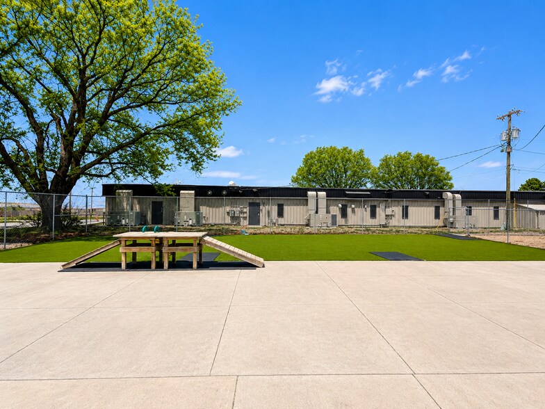 More Photos Of 911 W 1st St, Mcpherson Industrial For Sale