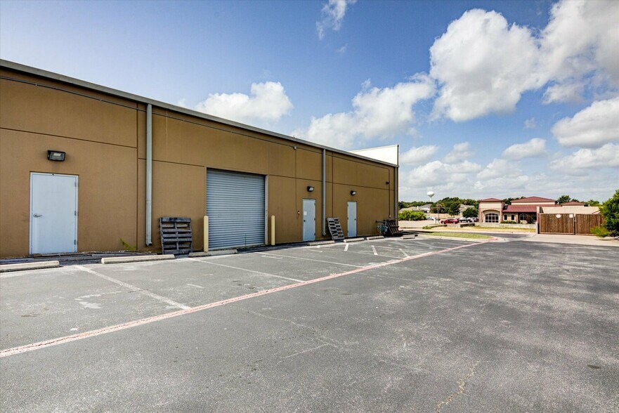 More Photos Of 1754 Bagdad Rd, Cedar Park Light Distribution For Sale