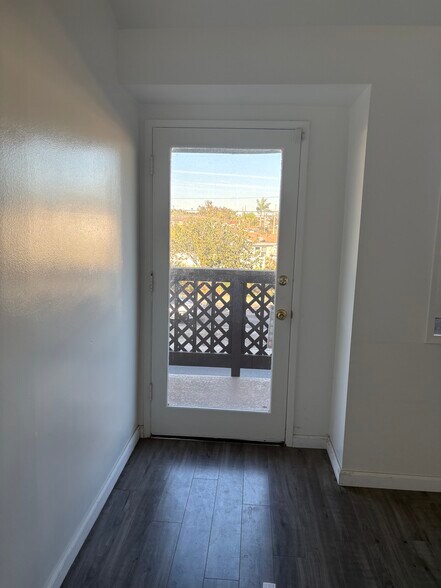 More Photos Of 1500 E Pacific Coast Hwy, Seal Beach Office For Lease